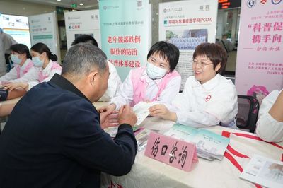 護理健康咨詢、愛心義賣&hellip;護士們這樣過節