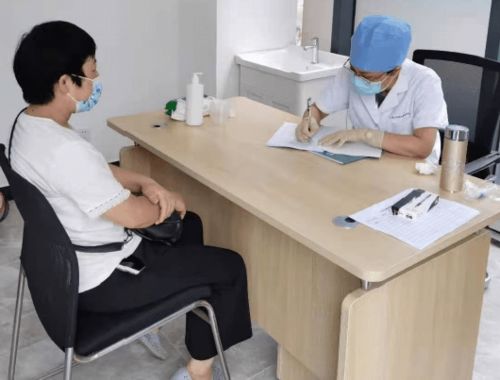 職工身邊的健康服務點來了，松江園區(qū)打造便捷健康咨詢服務